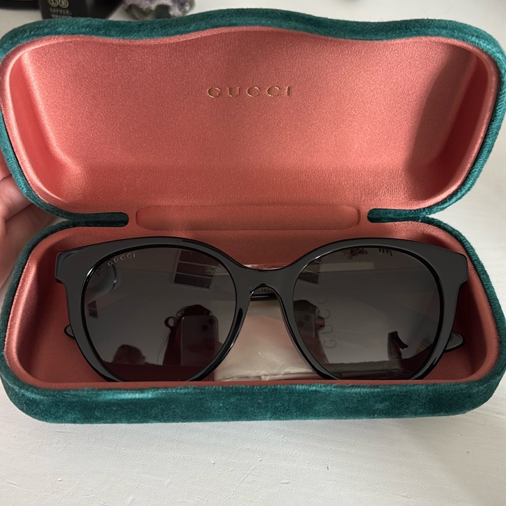 NEW, Unworn Gucci Women’s Round-Frame Cat-Eye Sunglasses with Accesories